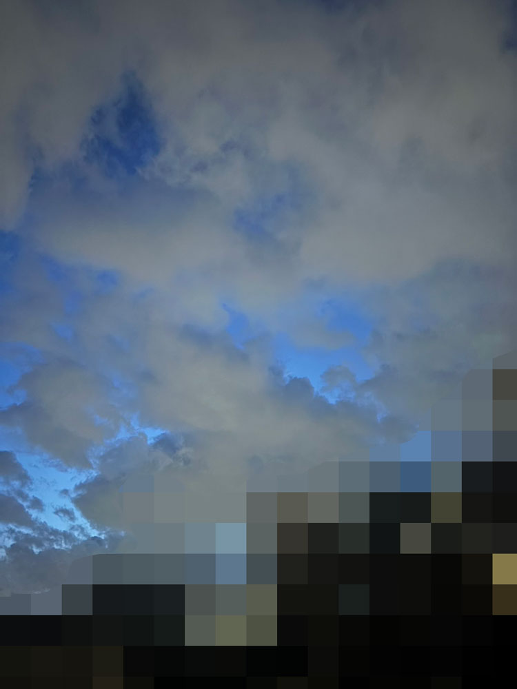 都内某所の上空に青い龍の光が現れた写真01