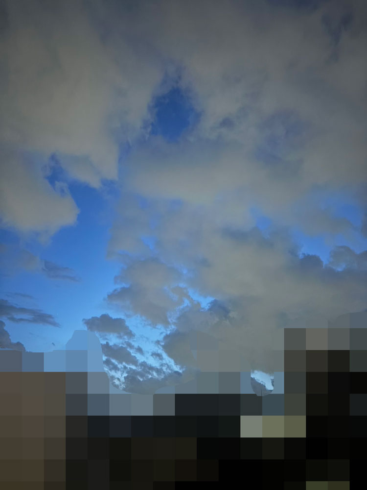 都内某所の上空に青い龍の光が現れた写真02