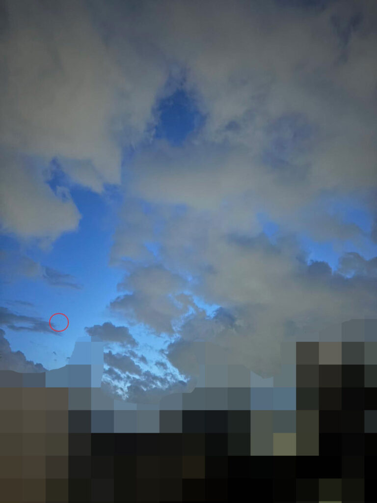 都内某所の上空に青い龍の光が現れた写真02に映った星