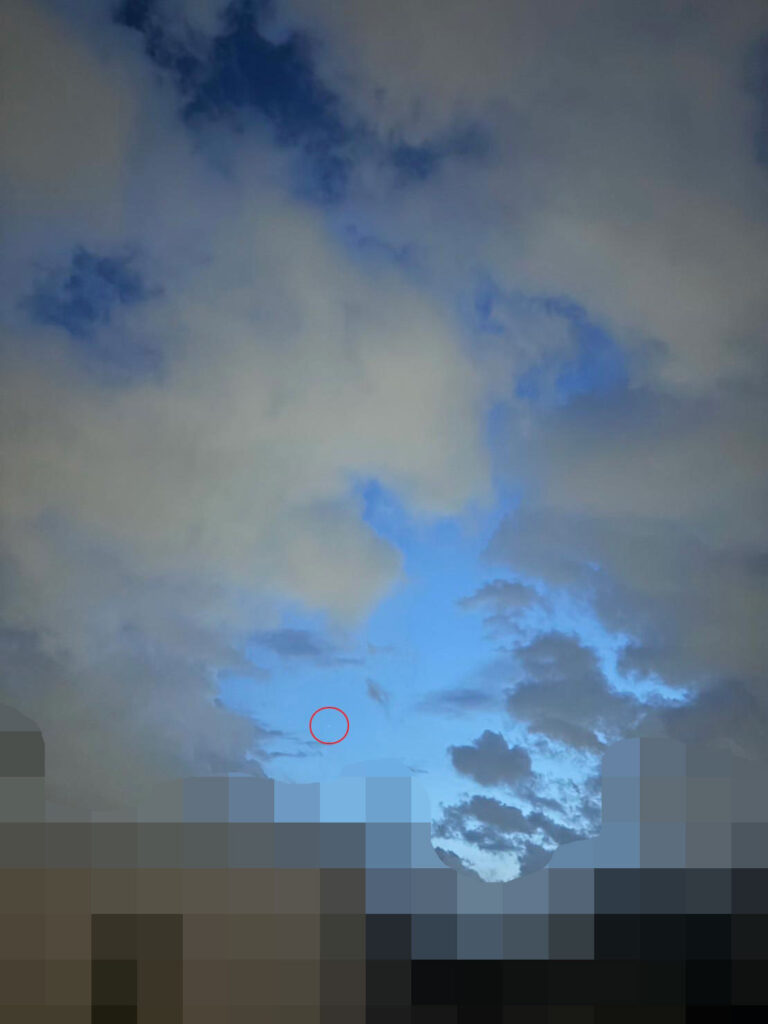 都内某所の上空に青い龍の光が現れた写真03に映った星