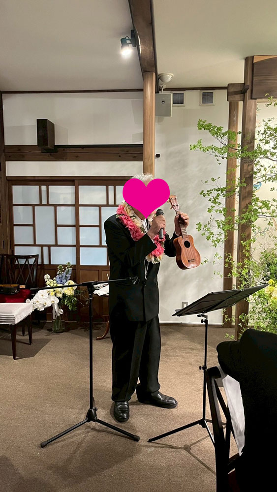 結婚式の様子。ハワイ音楽「Kaimana Hila(カイマナ・ヒラ)」をウクレレで演奏する新婦のお祖父様。